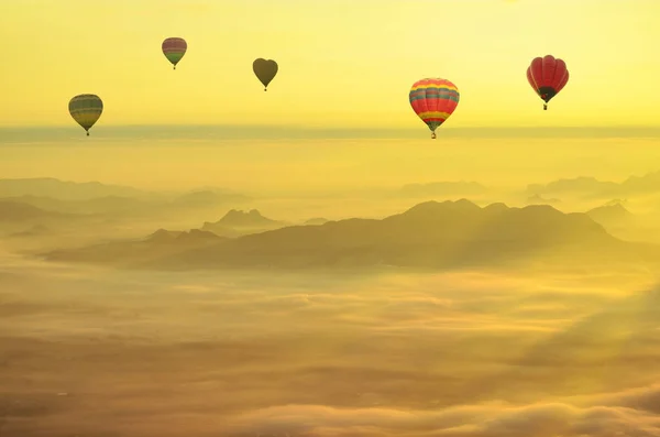 Globo de aire caliente sobre el mar de niebla . — Foto de Stock