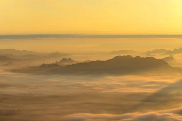 Mar de niebla y amanecer Fondo . — Foto de Stock