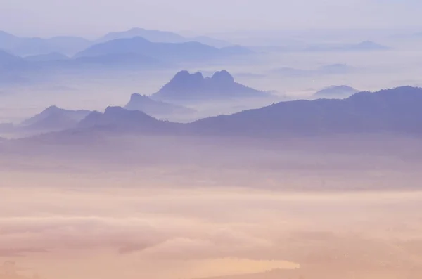 Θάλασσα από ομίχλη και Sunrise φόντο. — Φωτογραφία Αρχείου