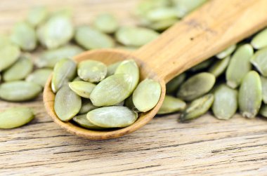 Ahşap arka plan üzerinde kabak çekirdeği.