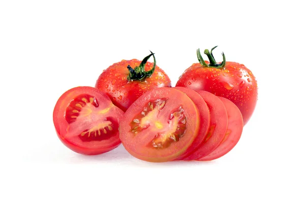 Tomate biologique fraîche isolée sur fond blanc avec chemin de coupe . — Photo