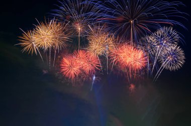 Havai fişek kutlama ve gece gökyüzü arka plan.