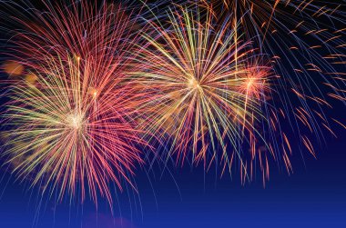 Havai fişek kutlama ve alacakaranlık gökyüzü arka plan.