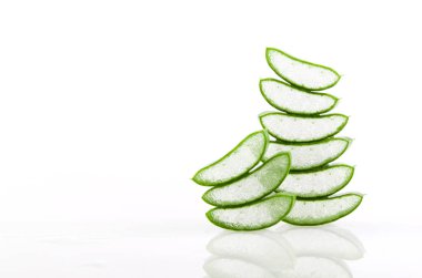 Aloe Vera 'yı doğra. Cilt bakımı ve saç bakımı için çok faydalı bir bitkisel ilaç..