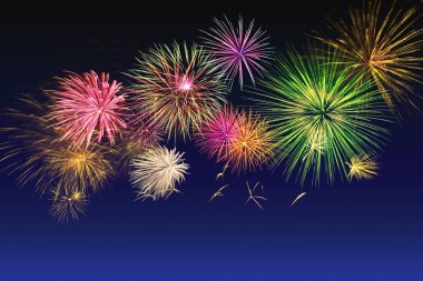 Alacakaranlık arka planında renkli havai fişekler.