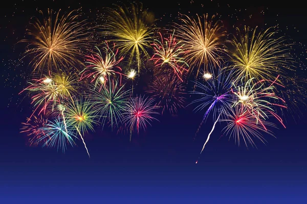 Színes tűzijáték ünneplés az alkonyati égen. — Stock Fotó