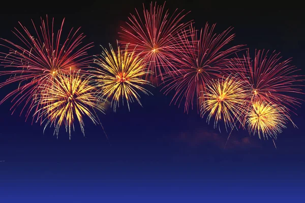 Πολύχρωμα πυροτεχνήματα γιορτή και το φόντο του ουρανού λυκόφως. — Φωτογραφία Αρχείου
