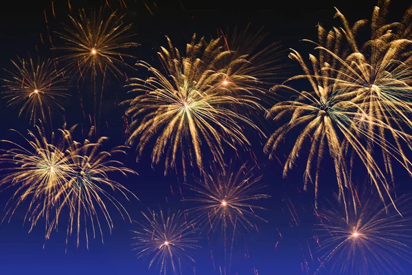 Színes tűzijáték ünneplés és az alkonyat ég háttér. — Stock Fotó