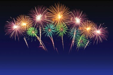 Renkli havai fişek kutlaması ve alacakaranlık arkaplanı.