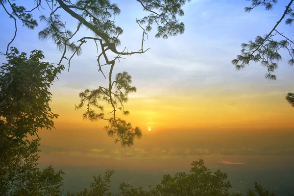 De prachtige ochtend scenic van de berg en de lucht. — Stockfoto
