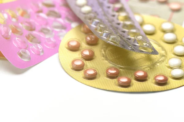 避孕药片和避孕药片的空空显示病人在服用避孕药时遵守了规定 — 图库照片