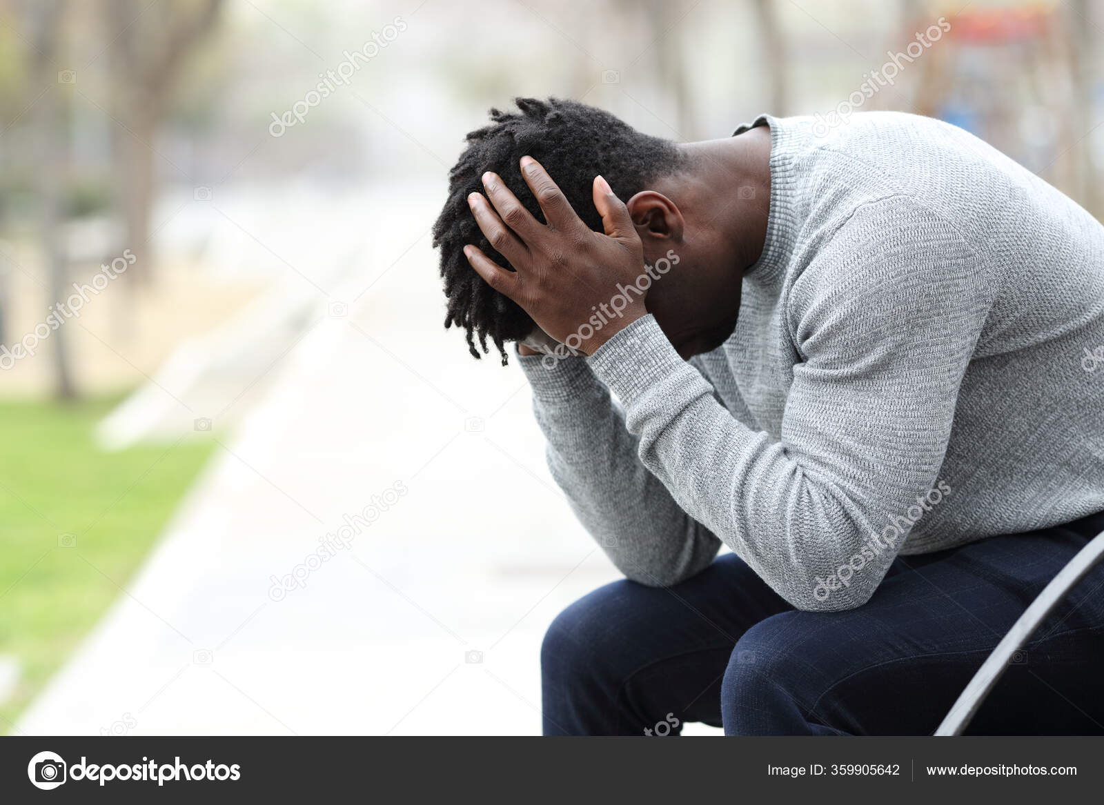 Triste Mulher Sentada Em Um Fundo Negro Foto de Stock - Imagem de