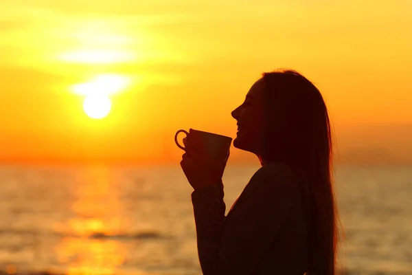 Seitenansicht Porträt Einer Frau Silhouette Hält Becher Bei Sonnenuntergang Strand — Stockfoto