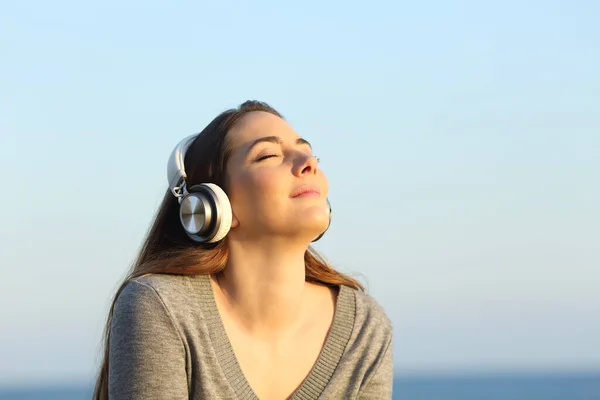 Rahat Kadın Kulaklık Takıyor Meditasyon Yapıyor Gün Batımında Sahilde Müzik — Stok fotoğraf