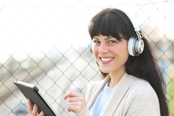 Happy Woman Headphones Holding Tablet Looking You Outdoors — Stock Photo, Image