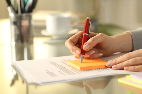 Primo Piano Donna Mani Scrittura Promemoria Con Penna Appunti Appiccicosi — Foto Stock