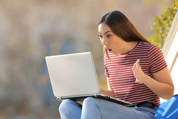 Erstaunter Student Checkt Überraschende Neuigkeiten Auf Laptop Auf Dem Campus — Stockfoto