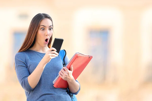 Geweldige Student Controleert Mobiele Telefoon Staan Een Universiteitscampus — Stockfoto