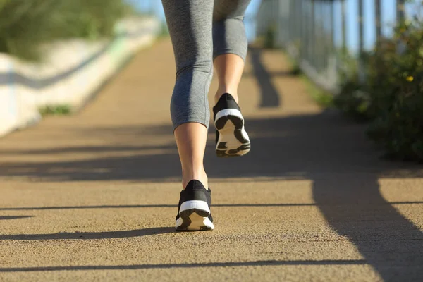 Πίσω Όψη Των Ποδιών Δρομέας Γυναίκα Τρέχει Ένα Πάρκο Μια — Φωτογραφία Αρχείου