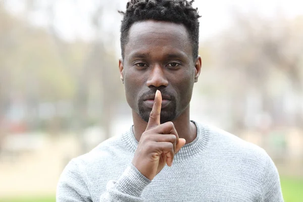 Πορτραίτο Μπροστά Ενός Μαύρου Άντρα Που Ζητάει Σιωπή Δάχτυλο Στα — Φωτογραφία Αρχείου