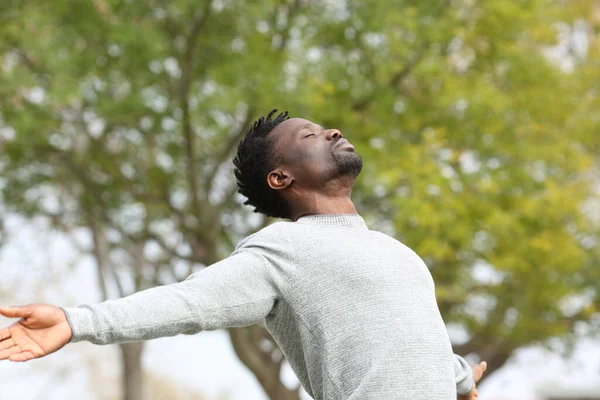 Hombre Negro Respirando Aire Fresco Estirando Los Brazos Parque Con —  Fotos de Stock