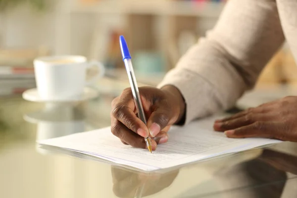 Primer Plano Hombre Negro Manos Llenando Formulario Escritorio Casa — Foto de Stock