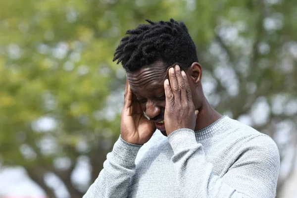 Zwarte Man Lijdt Aan Migraine Wrijven Tempels — Stockfoto