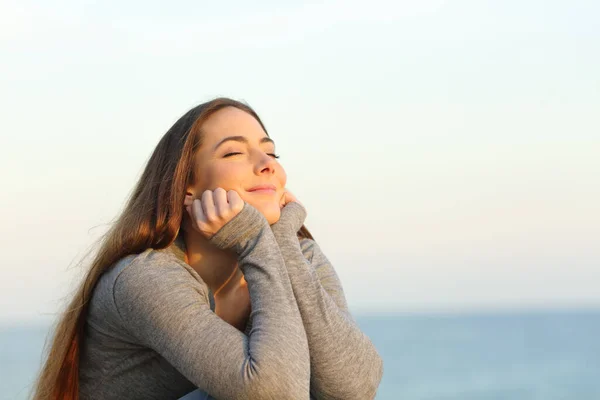 Candid Woman Breathing Fresh Air Relaxing Sitting Beach Sunset — Stock Photo, Image