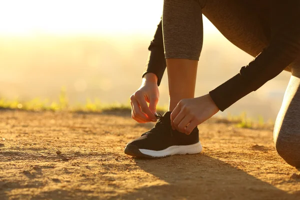 Fechar Corredor Mulher Mãos Amarrando Cadarços Sapatos Chão Pôr Sol — Fotografia de Stock