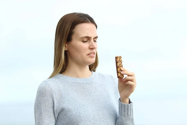 Retrato Una Joven Disgustada Que Busca Snack Bar Cereales Playa — Foto de Stock