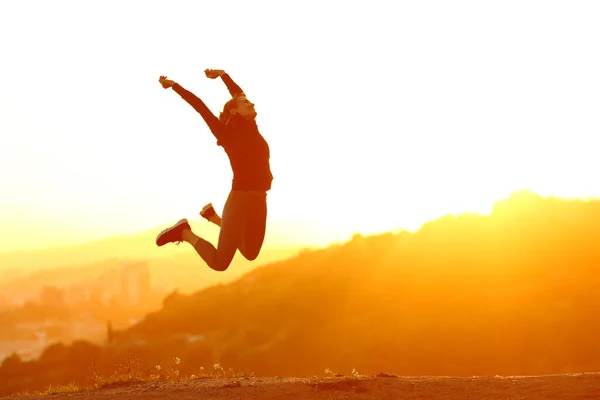 Silhouette Einer Aufgeregten Läuferin Die Bei Sonnenuntergang Stadtrand Springt — Stockfoto