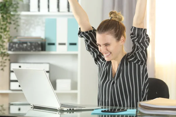 Heyecanlı serbest meslek İç İşleri 'ndeki bilgisayar içeriğini kontrol ediyor.