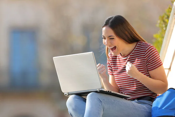 Aufgeregter Student Überprüft Gute Nachrichten Auf Laptop Freien Auf Einem — Stockfoto