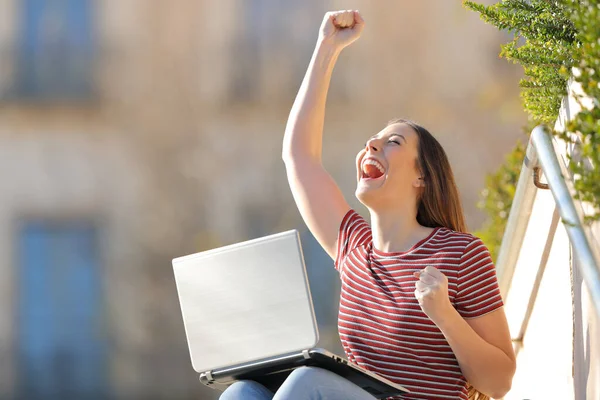 Aufgeregte Studenten Feiern Den Erfolg Mit Einem Laptop Der Draußen — Stockfoto