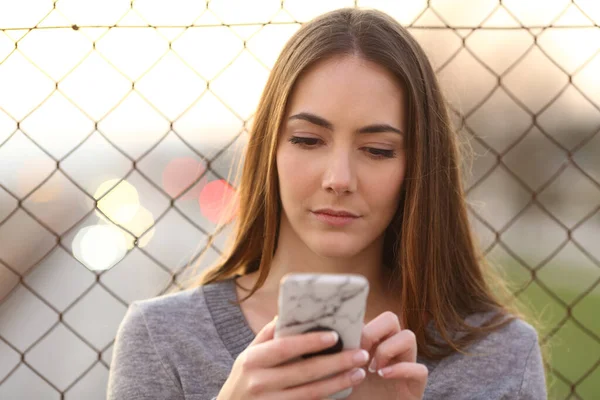 真夜中に路上でスマートフォンを使用して深刻な女の子のフロントビュー — ストック写真