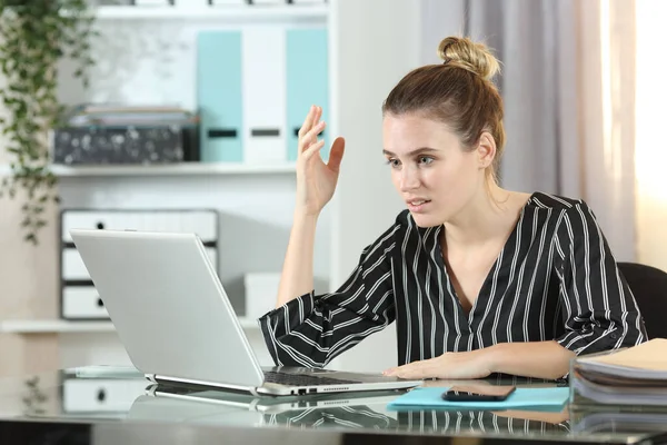 Frustrerad Entreprenör Kvinna Med Bärbar Dator Klagar Sitter Ett Skrivbord — Stockfoto