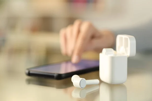 Close Girl Hand Earbuds Pairing Smarphone Desk Home — стоковое фото