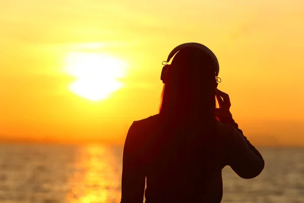 Silhouette Eines Mädchens Mit Kopfhörern Das Bei Sonnenuntergang Strand Musik — Stockfoto