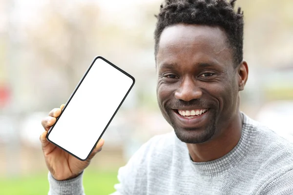 흑인이 화면으로 핸드폰을 — 스톡 사진