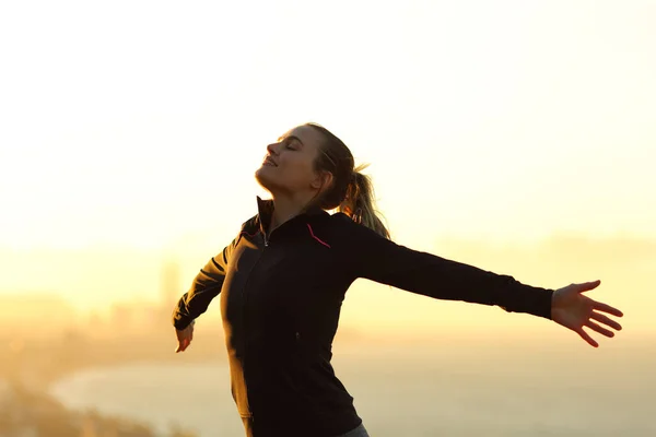 Happy Runner Breathing Fresh Air Outstretching Arms Sunset City Outskirts — Stock Photo, Image