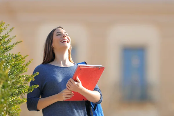 Estudante Feliz Respirando Fresco Rindo Campus Universitário — Fotografia de Stock