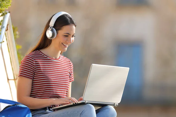 Estudiante Feliz Aprendizaje Usando Auriculares Uso Ordenador Portátil Sentado Aire —  Fotos de Stock