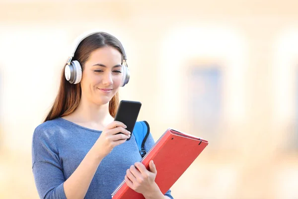 Kablosuz Kulaklık Takan Mutlu Öğrenci Dışarıda Yürürken Akıllı Telefonuyla Müzik — Stok fotoğraf