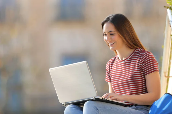 Glückliches Learning Mit Laptop Auf Einem Universitätscampus Einem Sonnigen Tag — Stockfoto