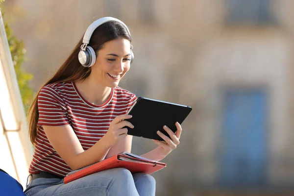 Glückliche Studenten Die Mit Kopfhörern Und Tablet Freien Auf Dem — Stockfoto