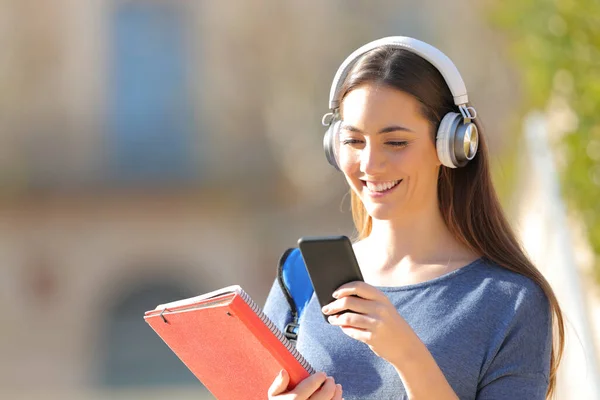 Happy Student Poslech Hudby Kontrolu Mobilní Telefon Stojící Venku Univerzitě — Stock fotografie