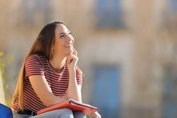 Estudiante Feliz Pensando Mirando Lado Sentado Aire Libre Campus Universitario —  Fotos de Stock