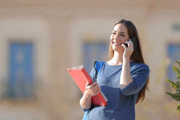Ευτυχής Φοιτητής Μιλάει Στο Κινητό Τηλέφωνο Στέκεται Πανεπιστημιούπολη — Φωτογραφία Αρχείου