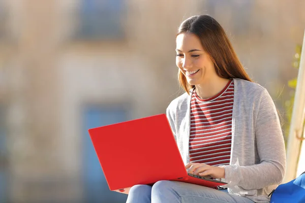 Szczęśliwy Student Elearning Pomocą Czerwonego Laptopa Siedzi Kampusie Słoneczny Dzień — Zdjęcie stockowe