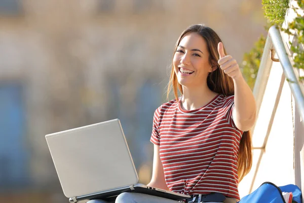 Étudiant Heureux Avec Ordinateur Portable Dans Campus Gesticulant Pouces Vers — Photo